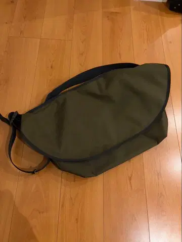 shtak 블루 러그 메신저 백 올리브 그린