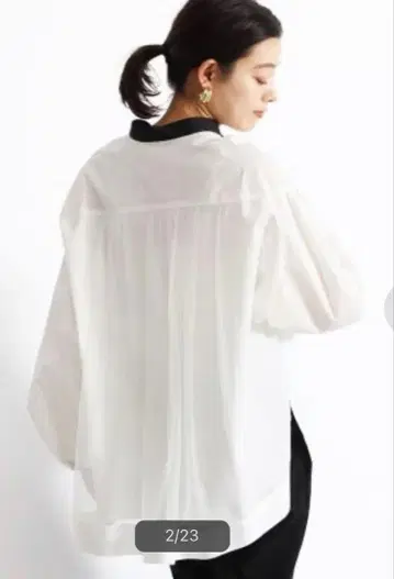 그랜터블 배색 백 튤 벌룬 슬리브 셔츠 야마다야