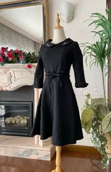 비쥬 장식 옷깃의 블랙 원피스