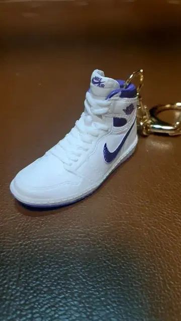 85 high 미니어처 스니커즈형 키링(왼쪽)