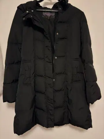 후드 부착 블랙 다운 자켓