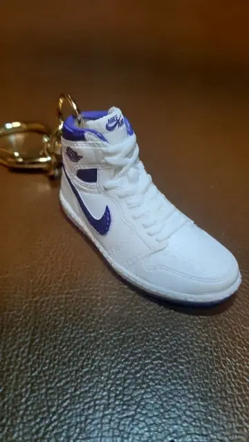 85 high 미니어처 스니커즈형 키링 (오른쪽)