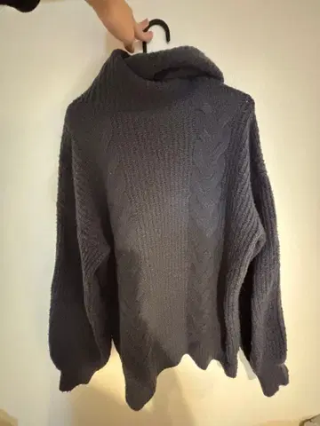 다크 그레이 케이블 니트 터틀넥