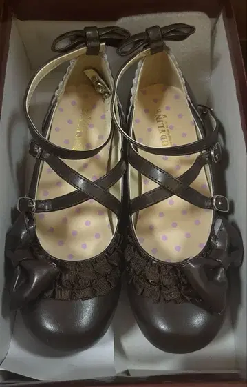 BODY LINE 브라운 리본 레이스 펌프스