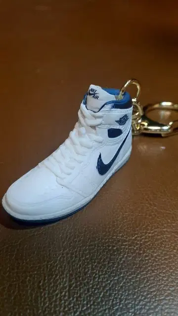 85 high 미니어처 스니커즈형 키링 (왼쪽)