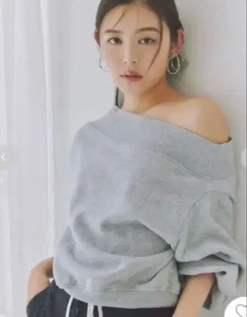 SNIDEL 원숄더 속기모 로고 맨투맨