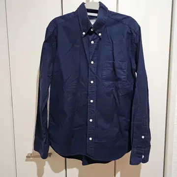 Manual Alphabet 네이비 버튼다운 셔츠