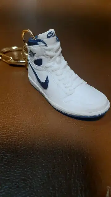 85 high 미니어처 스니커즈형 키링 (오른쪽)