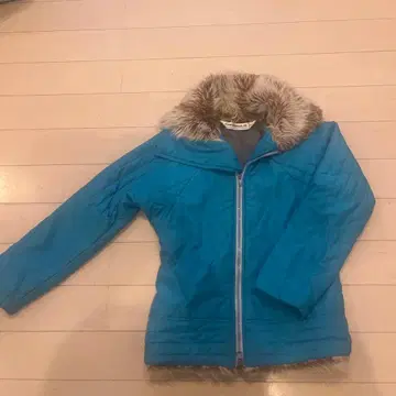 퍼 달린 터콰이즈 블루 다운 자켓