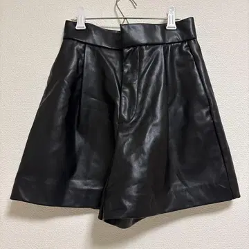 [ ZARA ] 블랙 인조 가죽 숏팬츠 XS