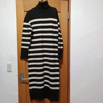 ZARA 블랙 & 아이보리 스트라이프 터틀 니트 원피스