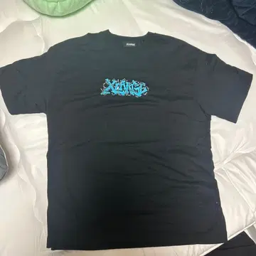 그래피티풍 로고 블랙 T셔츠