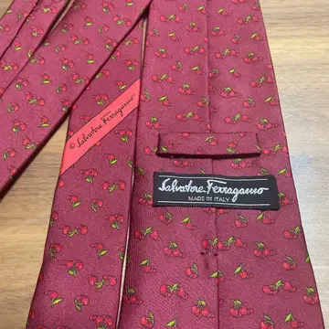 살바토레 페라가모 체리 패턴