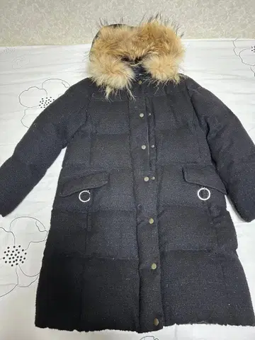 퍼 달린 블랙 다운 자켓