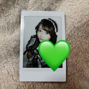 이타쿠라 카나 체크 의상 폴라로이드