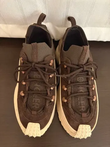 브라운 스니커즈