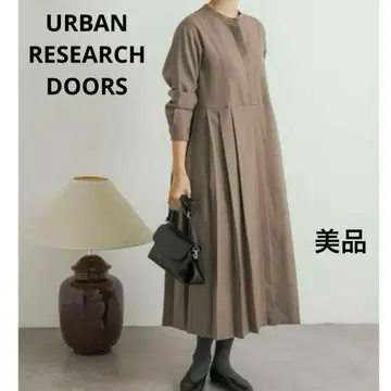 새상품급 어반 리서치 도어스 턱 플레어 롱 원피스 노카라