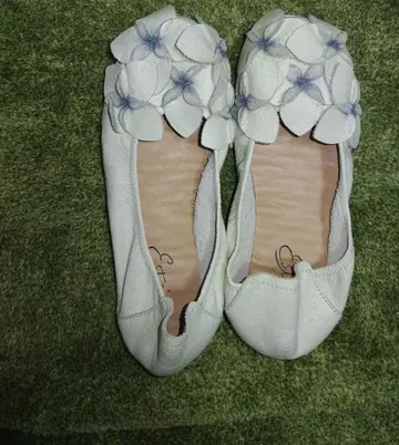 [새상품] 에스타시온 화이트 꽃 장식 플랫슈즈 ESTASION