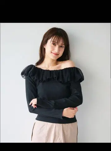 코코딜 오프숄더 튤 프릴 상의 블랙 코코딜