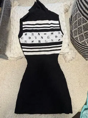 스트라이프 로고 터틀넥 슬리브리스