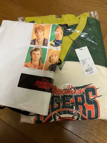 STRANGER THINGS 콜라보 배색 맨투맨 오리지널 쇼핑백 포함