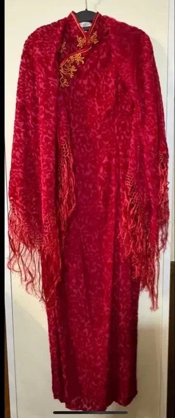 빨간색 자수가 달린 차이나 드레스