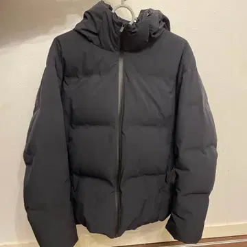 유니클로 심리스 다운 후드티 M 블랙