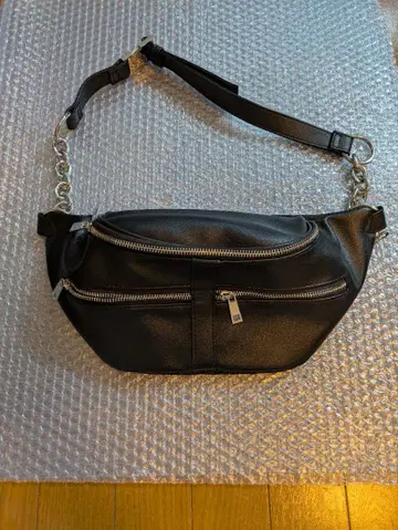 아들러 블랙 바디백 웨스트 파우치