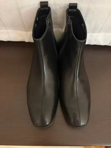 블랙 지퍼 달린 처카 부츠