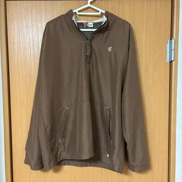 C 그래픽 브라운 하프 지퍼 자켓