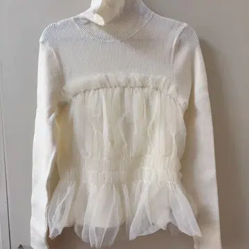 리브 니트 터틀넥 프릴 상의