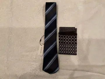 캘빈클라인 네이비와 블루 스트라이프 넥타이와 네커치프 세트