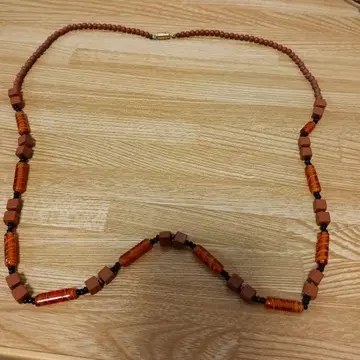오렌지와 브라운 비즈 목걸이