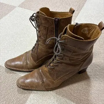 브라운 가죽 부츠 레이스업