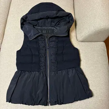 투 비 시크 블랙 후드 부착 다운 베스트