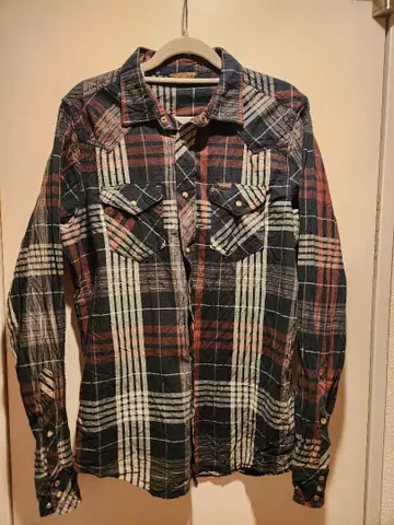 체크 무늬 긴팔 셔츠 프론트 포켓 부착