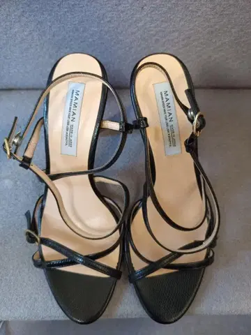 블랙 스트랩 샌들 하이힐