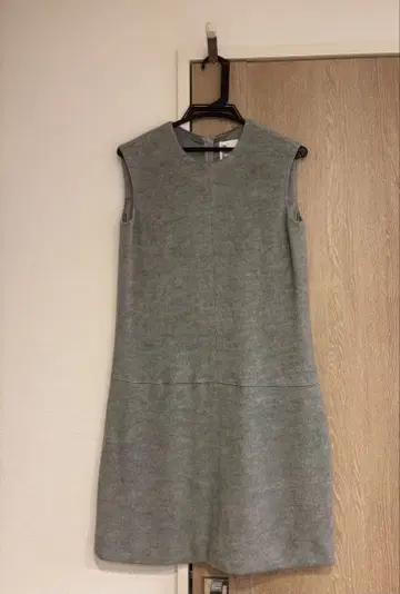 그레이 슬리브리스 무릎 기장 원피스