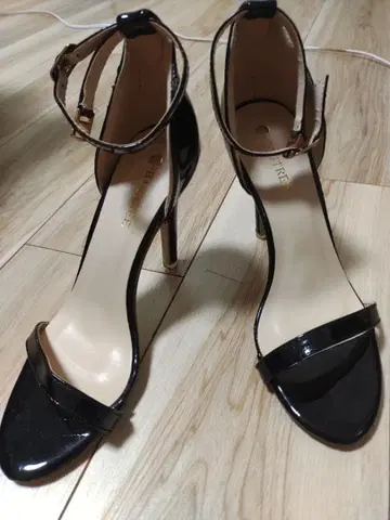 블랙 에나멜 하이힐 샌들