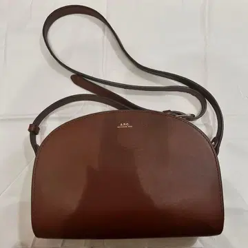 A.P.C. 브라운 가죽 숄더백 하프문