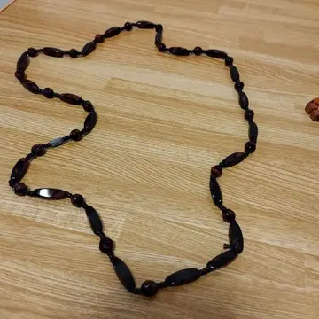 블랙과 빨간색 비즈 목걸이