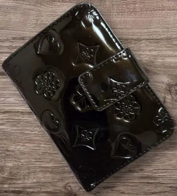 엠보싱 가공 블랙 접이식 지갑