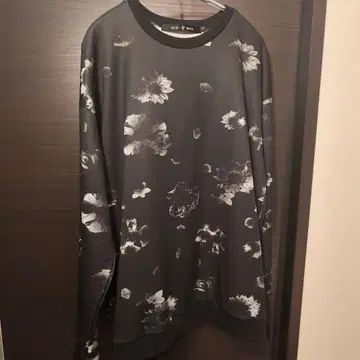 NO ID. 꽃무늬 긴팔 티셔츠 블랙 노아이디