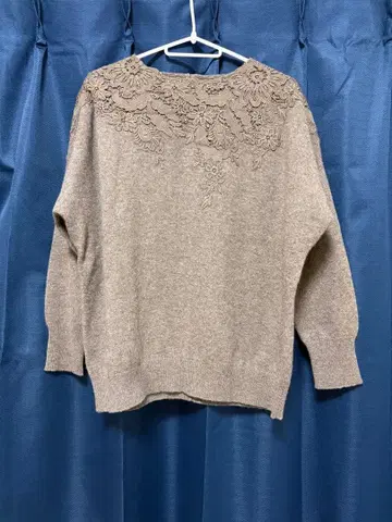 컨디션 최상! 레이스 장식 그레이 긴팔 야크 니트 스웨터