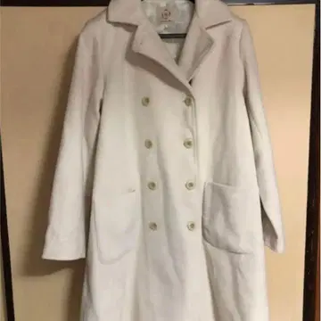 화이트 더블 버튼 코트
