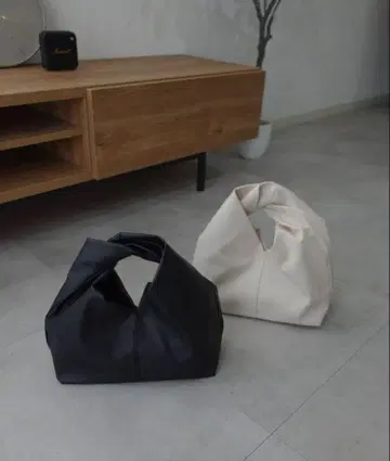 트위스트 핸들 핸드백 블랙