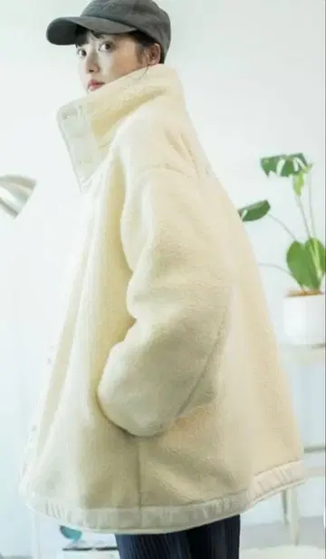 크림색 플리스 오버 사이즈 자켓