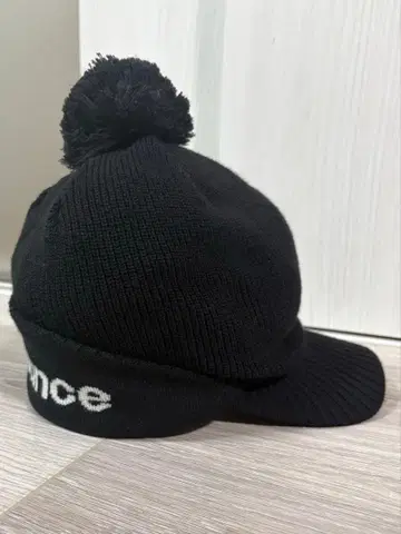 new balance 폼폼 포함 니트 모자 블랙