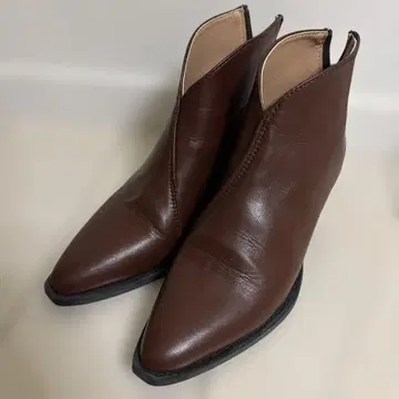 브라운 가죽 앵클부츠