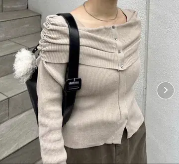 mystic 오프숄더 리브 니트 베이지